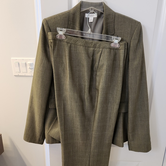 Womens pant suit. Size 15. Olive Green - Picture 2 of 5